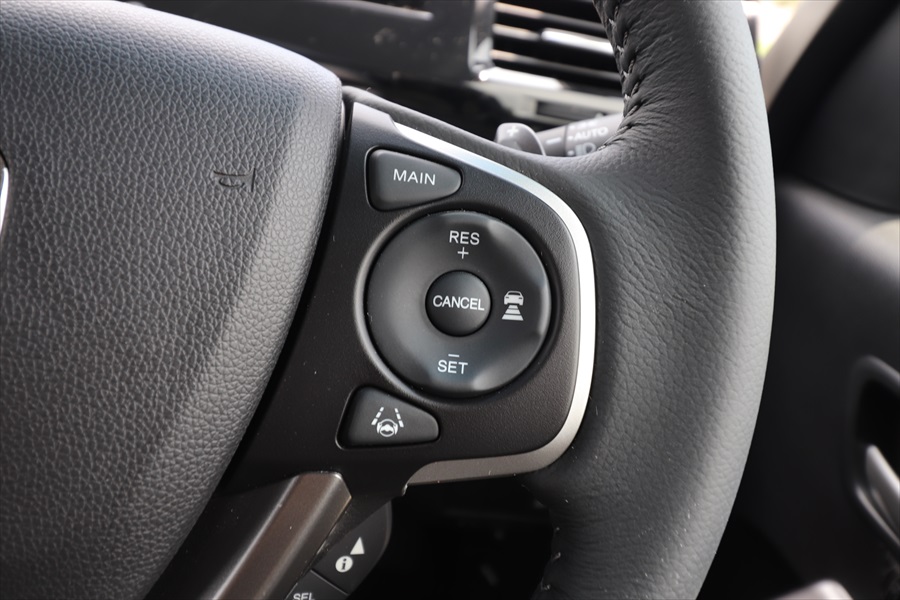  多くの車種はボタンで操作。メインスイッチを押し、「SET」または「RES」で動作開始（写真はステップワゴンスパーダ） 