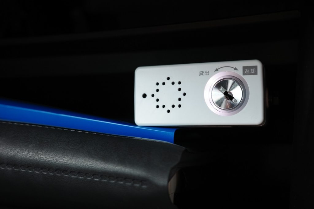 クルマはスマホやICカードで開錠。その後、助手席前のグローブボックスに設置されているこの機械に刺さっているキーを抜いてクルマのエンジンをかける