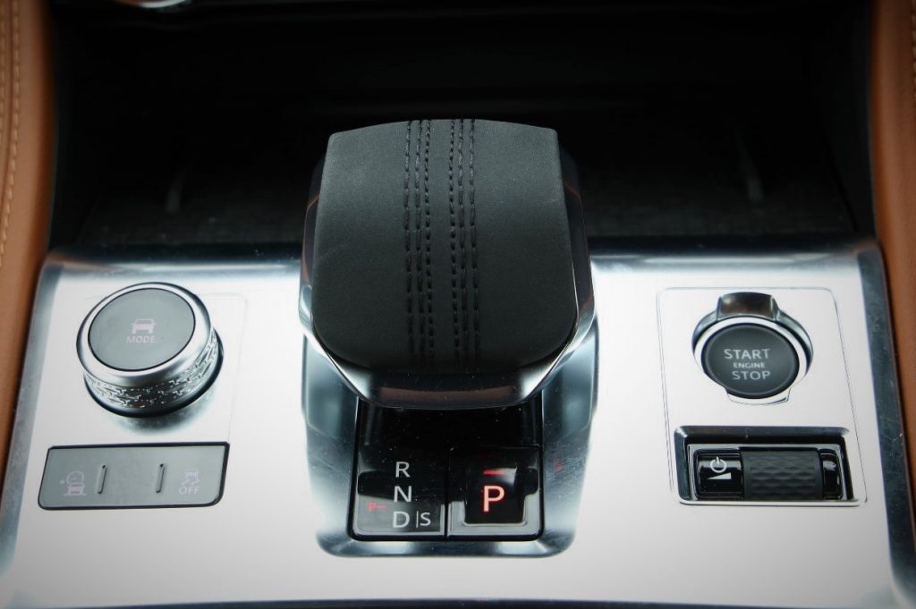  新形状の短いシフトレバーは「P」のみボタン式。左はドライブモード、右はオーディオのダイヤルスイッチ 