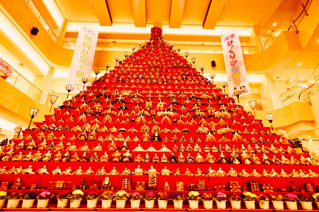 「びっくりひな祭り」の名のごとく、驚きとともに迎えてくれるひな壇。約1,500体のひな人形が展示される