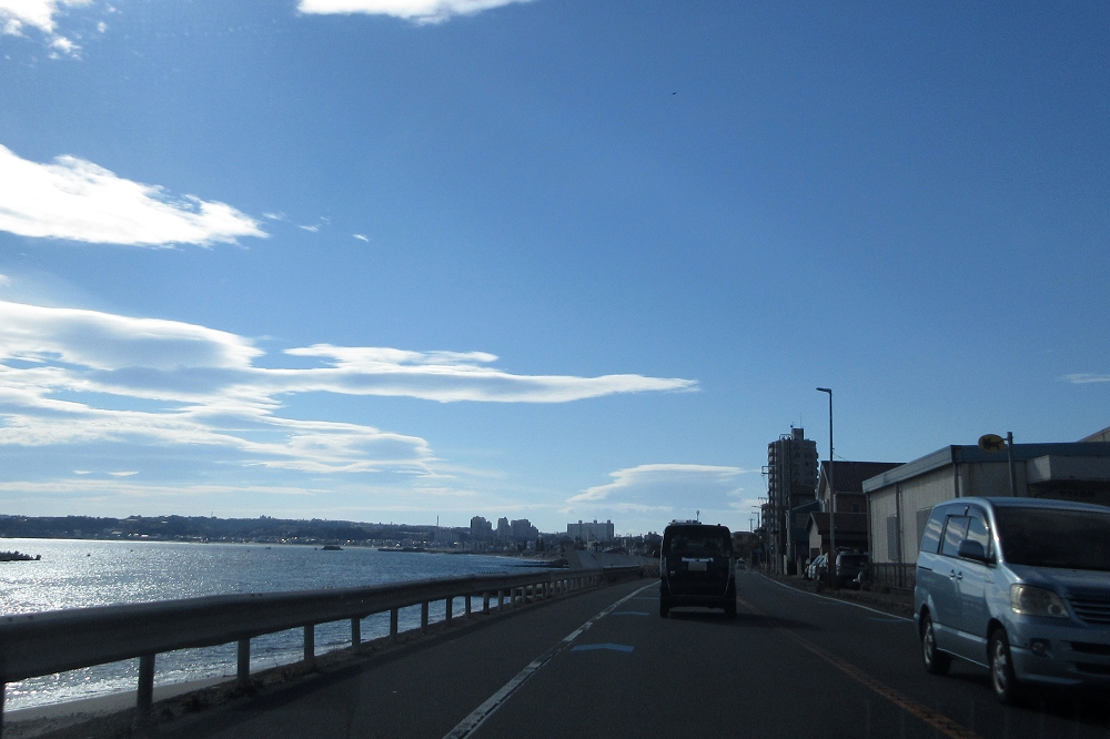 青い海と青い空。海沿いのドライブは気持ちがいい