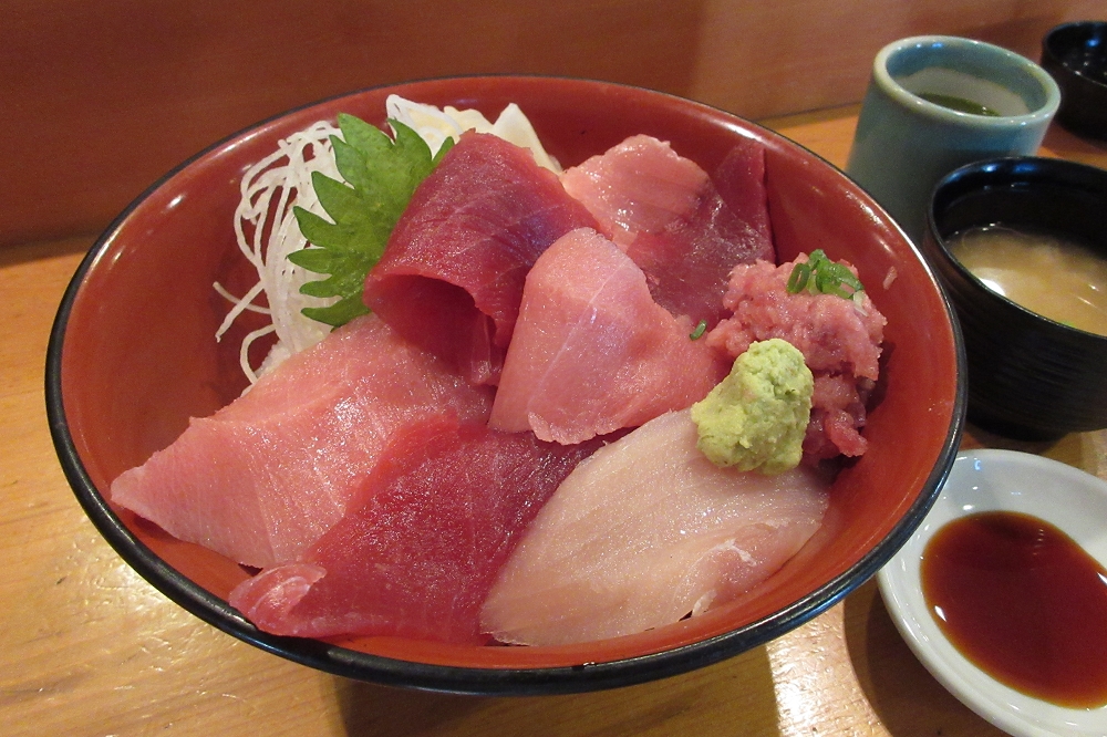 部位によって違う味わいを楽しめる「鮮味楽」のマグロ丼