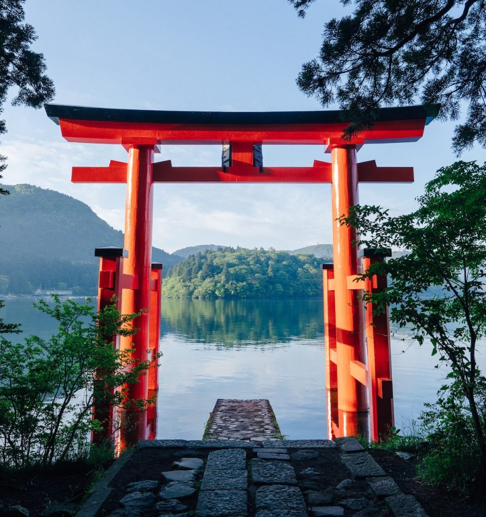 平和の鳥居から芦ノ湖が望める（写真提供：箱根神社）