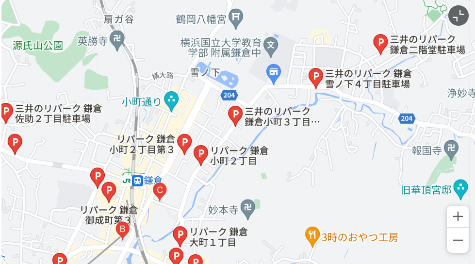 鶴岡八幡宮から鎌倉駅へ続く道にはコインパーキングが充実！土日は満車になりやすいので、余裕をもって駐車スペースを確保したい