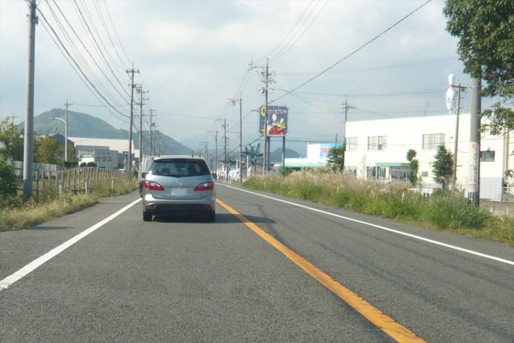   黄色（オレンジ色）の実線は「追い越しのためのはみ出し通行禁止」  