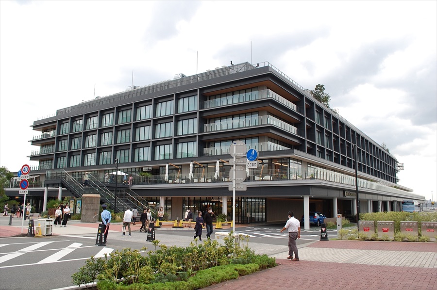  横浜ハンマーヘッドの外観。客船ターミナル施設と商業施設は1F～2Fにあり、3F～5Fはホテルの客室になっている 
