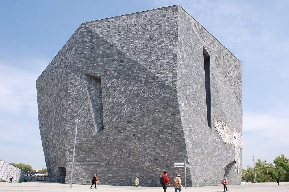  「角川武蔵野ミュージアム」の建物は、他では見ることのできない無二のデザイン 