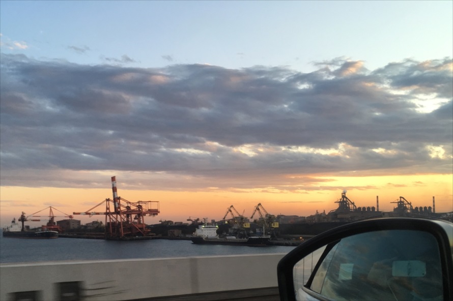 横浜に向かう途中で撮影。夕焼けの時間の港風景は、とても印象的 