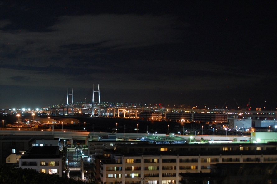 展望台から眺める横浜ベイブリッジ。ベイブリッジを照らすライトの色は、時間と共に変化する 