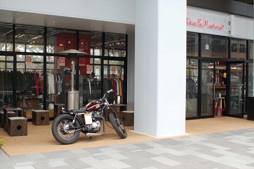  オーストラリアに本店を持ち、東京初出店となる「DEUS EX MACHINA ASAKUSA」。サーフとバイクカルチャーをベースとし、洗練されたアパレルとカフェがある 
