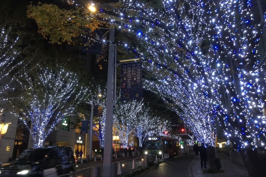 六本木けやき坂通りの街路樹に施される「六本木ヒルズ クリスマス 2019 けやき坂 イルミネーション」。今年のテーマは「SNOW & BLUE」 