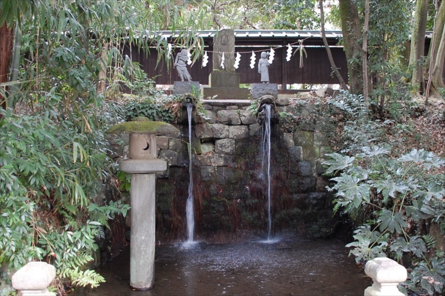 深大寺不動の滝は明治時代から使用されていた湧き水