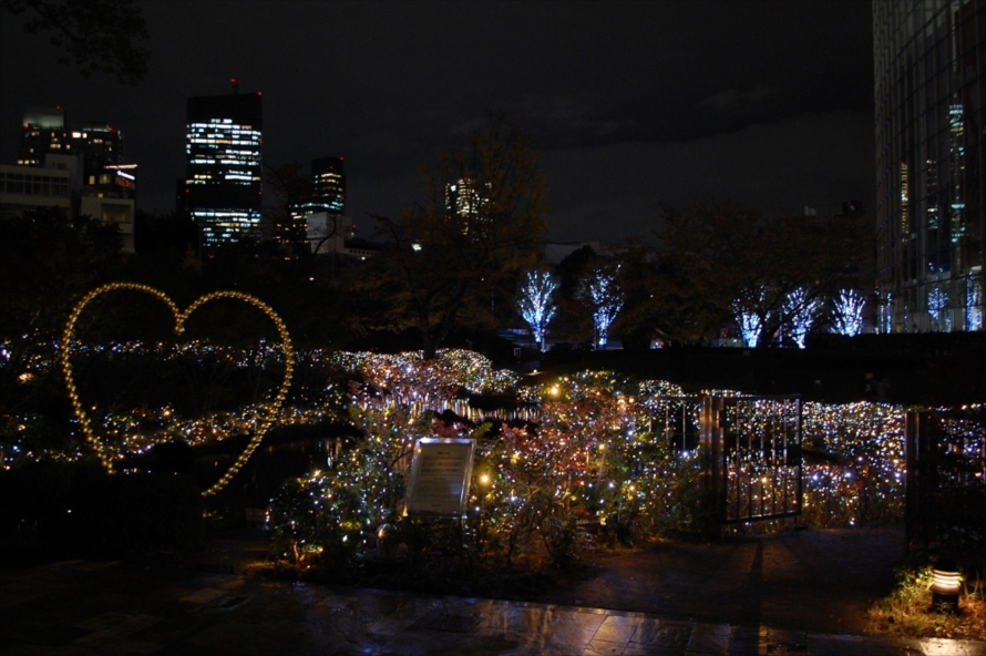  聖夜を灯すキャンドルと透き通る様な雪の煌めきを表現したという、毛利庭園のイルミネーション。こちらも12月25日（日）までの開催 