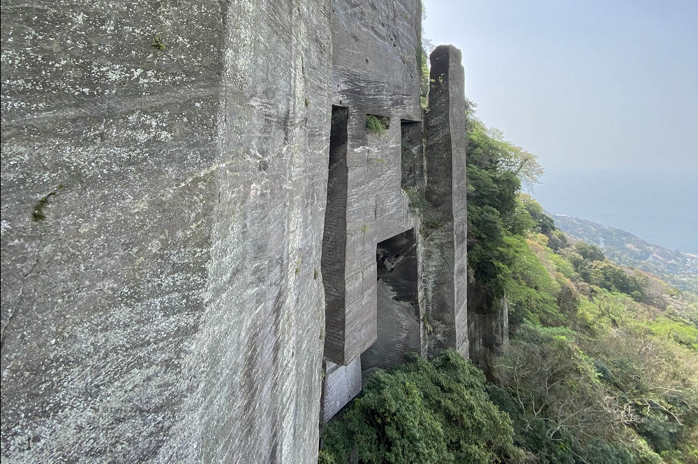  北口管理所から5分ほどの所にある石の壁は、いつの頃からか「ラピュタの壁」と呼ばれているそう 