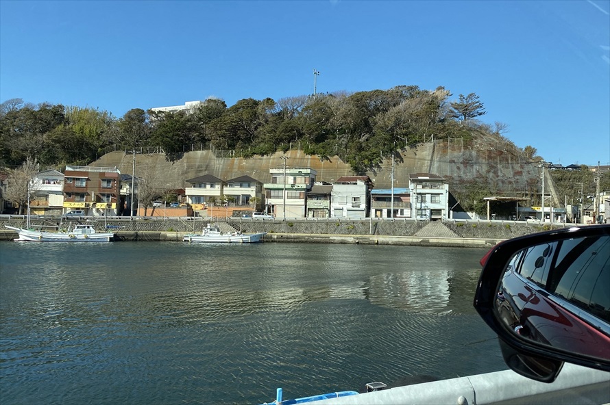 三崎漁港周辺は昔ながらの港町で道は入り組んでいる。間違えて入り込まないよう、落ち着いて運転しよう 