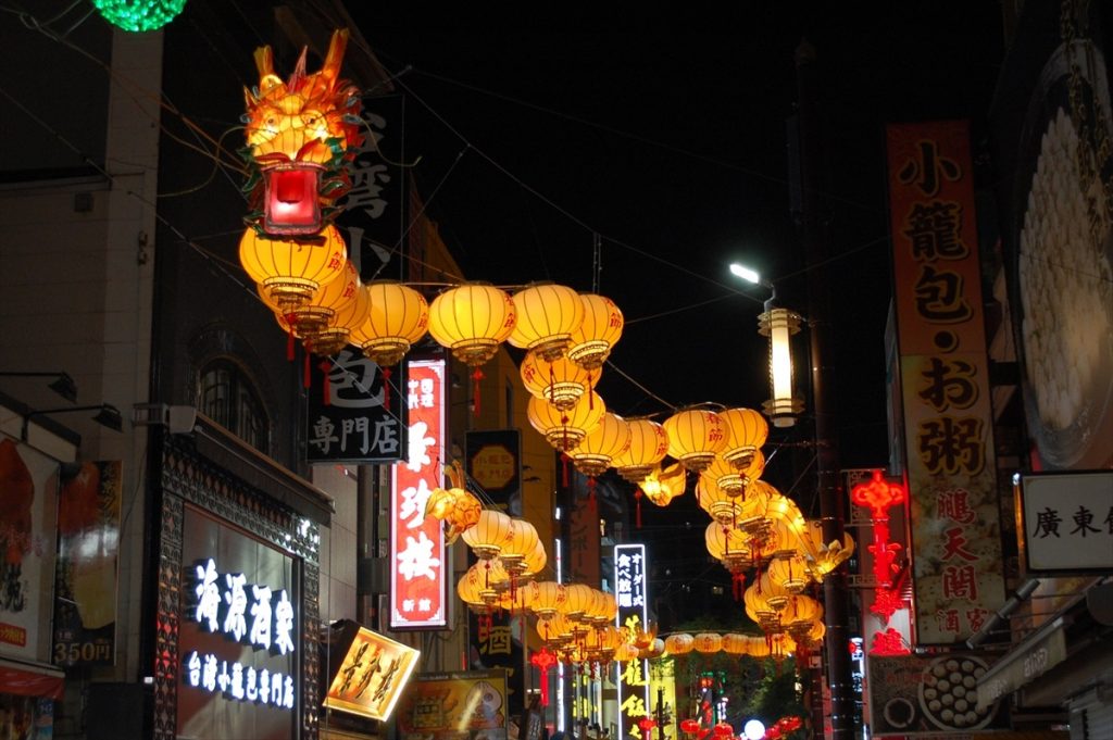  大通りの中ほどに掲げられた龍のオブジェ。龍は力と幸運をつかさどる特別な存在 