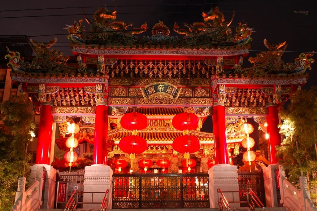  「横浜関帝廟」をはじめ、中華街には1年を通してライトアップされる夜景スポットが数多くある 