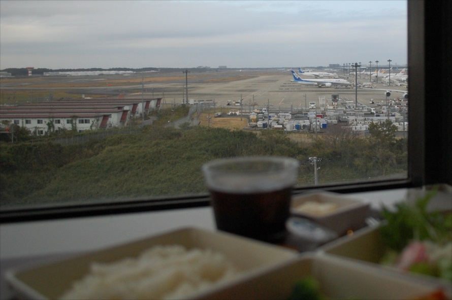  広範囲に外周を見回せるよう席が作られている。もちろん成田空港側は人気席 