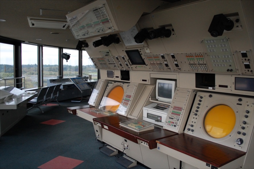  内側に施された計器類は、かつて空港の管制室にて使用されたもの 