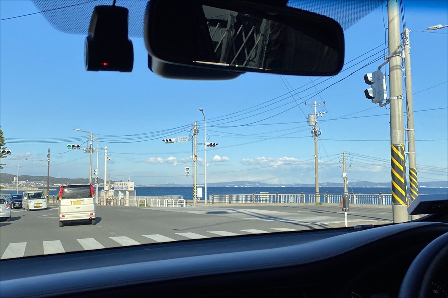 東京湾をはさみ、遠くに千葉県の内房を望みながらのドライブ 