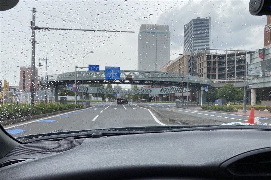  お昼頃を過ぎて、天気は雨模様に。三井アウトレットパーク横浜ベイサイドは屋内施設なので、気候を気にせず楽しめる 