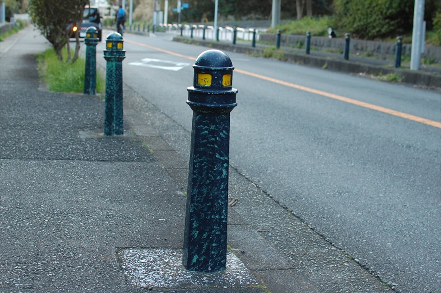 観音崎公園内を通る道路の車道と歩道を隔てるポールは、灯台の形状をしており可愛らしい 