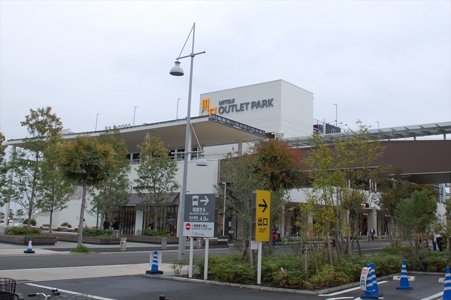  都心から直接、三井アウトレットパーク横浜ベイサイドに向かう場合は、首都湾岸線を利用する。最寄りの出口は「杉田インターチェンジ」で70分ほどの道のり 
