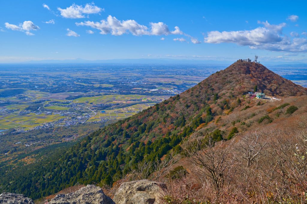 女体山から眺める紅葉した男体山と関東平野
