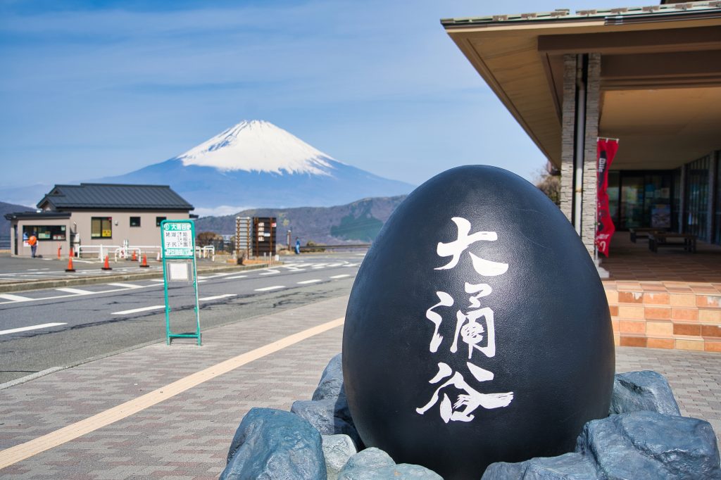 富士山を背景に黒たまごをモチーフにしたモニュメントと撮影できるこの場所は人気のフォトスポット