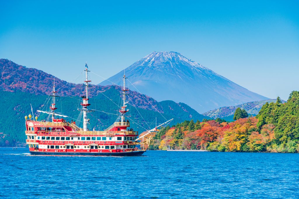 遊覧船から見る富士山と紅葉は格別の景色