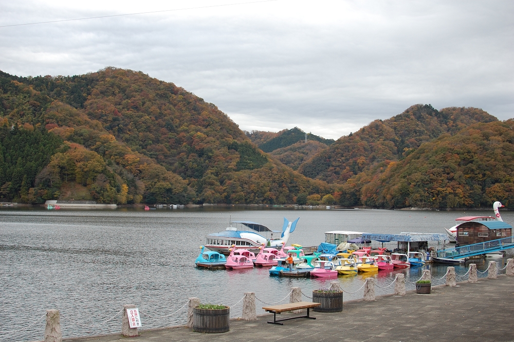 遊覧船やボートに乗ると湖面に映る紅葉が見られる