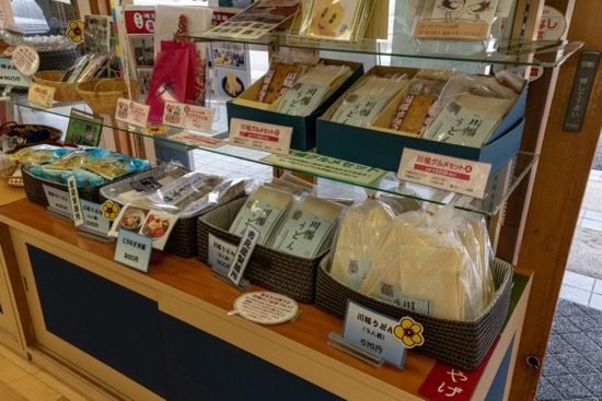 「川幅うどん」をはじめ、「こうのす冷麺」、「鴻巣ラーメン」といった地元名産品が販売されている